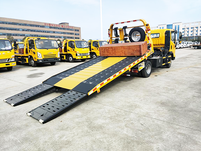 重汽豪沃國六藍(lán)牌清障車